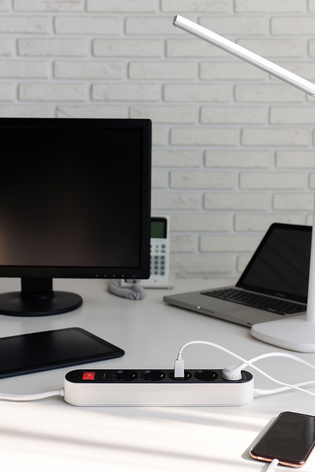 Разклонител с 4 Шуко контакта + USB A + USB C | 1.5 м кабел | Ключ ON/OFF | Модерен разклонител за дом и офис