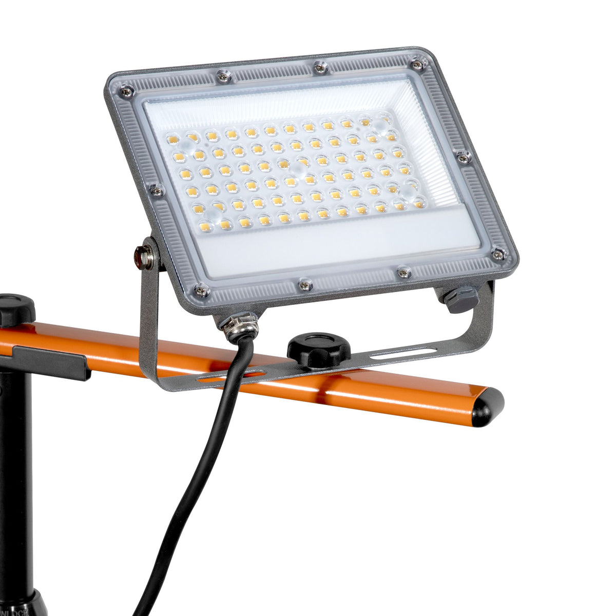 Професионален Строителен LED Прожектор  2х50W 2х4500lm 4000K със стойка триножник IP65 220V с кабел H05RN-F 3x1mm2 3,0 метра Latrans с удобна чанта за съхранение и пренасяне