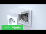 Контакт ШУКО 16A с капак моноблок цвят Бял Asfora SE, SCHNEIDER ELECTRIC, EPH3100121 на бял фон.