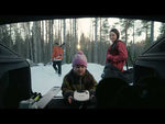 Семейство в зимна обстановка, момиче с играчка в колата, снежна гора на заден план.