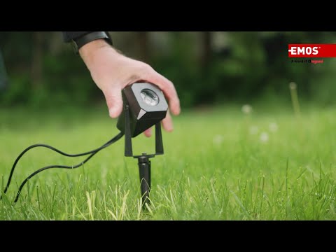 Прожектор (комплект 4 бр.) LED 1.5W RGBIC 100lm 20000h IP65 черен Wi-Fi GoSmart EMOS в процес на инсталиране.