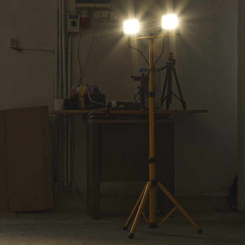 Lampe de travail 2x30W 2x3200lm 6500K avec support trépied IP44 220V avec câble H05RN-F 3x1mm2 2,5 mètres Commel - C308-533