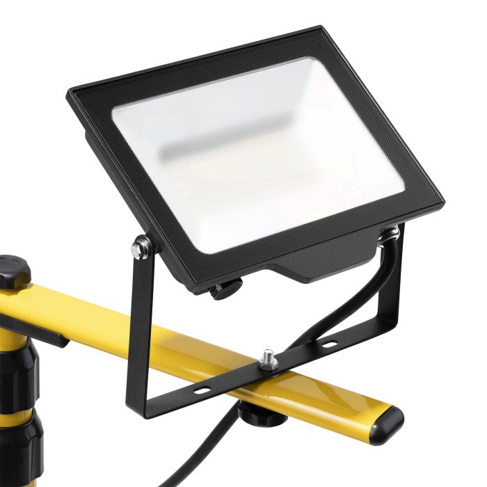 Lampe de travail 2x30W 2x3200lm 6500K avec support trépied IP44 220V avec câble H05RN-F 3x1mm2 2,5 mètres Commel - C308-533